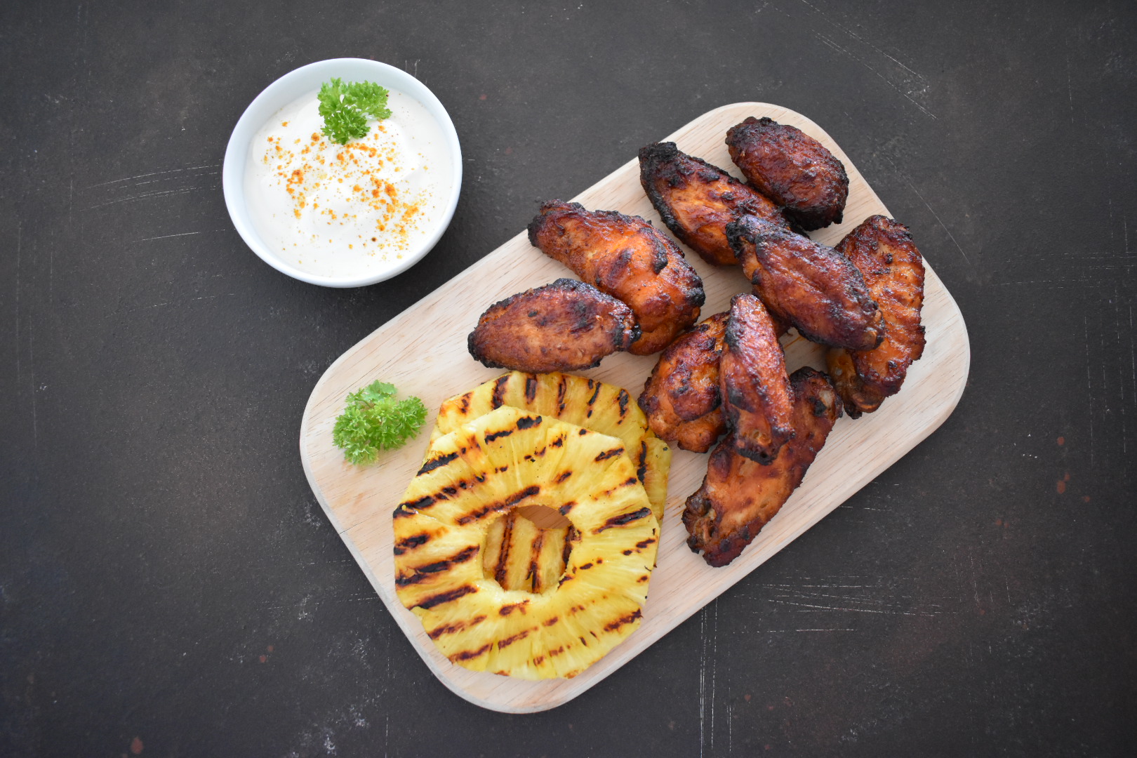 Chicken Wings BBQ mit gegrillter Ananas und Joghurt-Chili-Zitronen-Dip ...